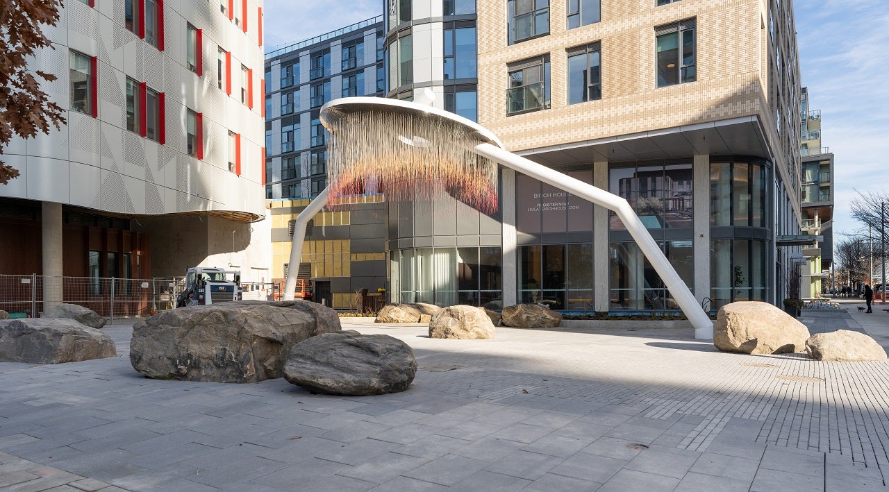 Art piece called In equilibrium photographed from the west side.