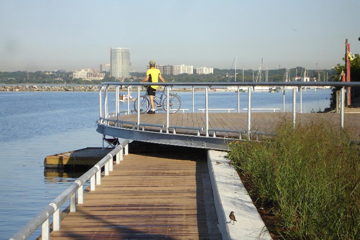 New viewing platforms cantilever over the water’s edge to provide great views to both the east and the west of the city’s waterfront.