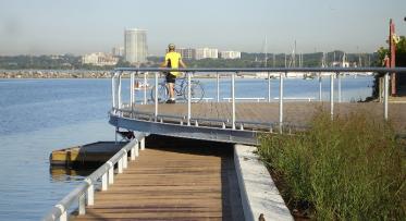 New viewing platforms cantilever over the water’s edge to provide great views to both the east and the west of the city’s waterfront.